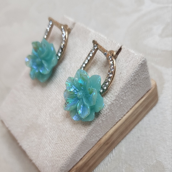 VINTAGE 90’S RHINESTONE LETTER D EARRINGS WITH IRIDESCENT FLORAL DESIGN PIERCED - Picture 4 of 9